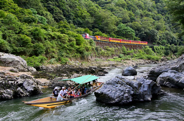 亀岡市（新緑の保津川下りとトロッコ列車）